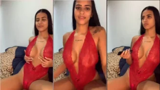 La morena Kelly Oliveira en bragas sexys se divierte con su vibrador