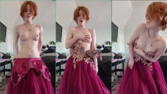 La pelirroja novata Willow Trie se quita el vestido y muestra sus hermosas tetas firmes con pezones rosados