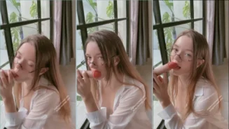 La pequeña Alice, una linda niña con gafas y pezones rosados, jugando con un juguete de goma