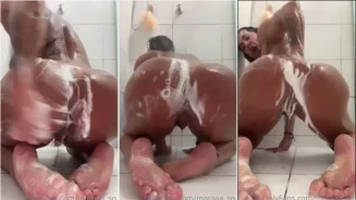 Maraasp a cuatro patas mostrando su gran culo y su coño mojado durante la ducha