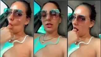 Mariana Casaroto disfrutando de un refrigerio en el auto con expresión muy safada