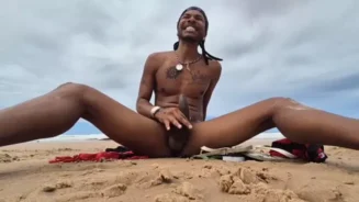 Pareja disfrutando de la playa para probar la doble penetración con un amigo