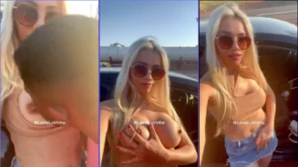 Rubia sensual permitiendo que un extraño le toque las grandes tetas y las acaricie al costado de la carretera