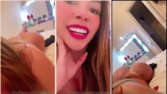 Sheyla Mell haciendo twerking con el culo metido boca abajo en la cama