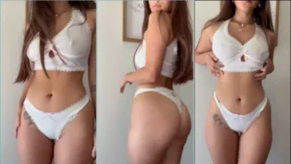 Sophie Raiin es una joven sensual con sus sexys bragas rotas mostrándolo todo