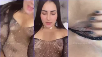 Yara Mendes, la brasileña, mostrando su coño con expresión seductora