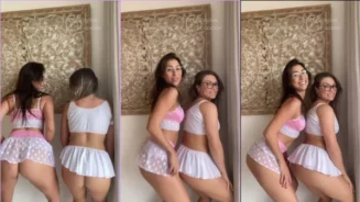 Esa Sissa realizando baile twerk en una falda corta junto a su atractiva madre