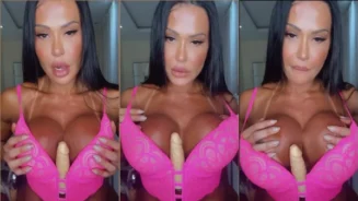 Gracyanne Barbosa siendo fotografiada interpretando a una española con un consolador en sus enormes tetas