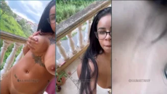 Kau Martini, una modelo con tatuajes, posa desnuda en el balcón de la favela