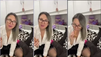 La maestra Carla realizando sexo oral a un juguete sexual con una actitud provocativa