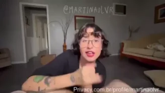 Martina Olvr ayudando a su novio a correrse con ganas de placer