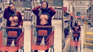 Nayara mostrando las tetas en un concurrido mercado