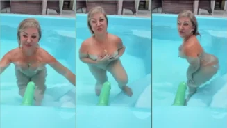 Queen Tantra está en la piscina divirtiéndose con un juguete