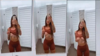 Rissa exhibiendo sus senos naturales en el vestuario del gimnasio