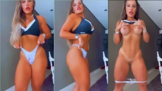 Rivania Guimarães haciendo un striptease y luciendo su cuerpo desnudo y sus grandes pechos