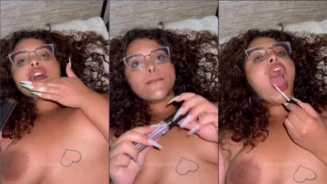 Juliana Coxta desnuda divirtiéndose con la mano del chico entre sus piernas