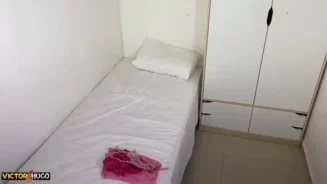 La esposa sale de la ducha lista para divertirse