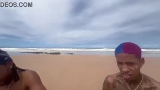 Una pareja divirtiéndose en la playa durante las vacaciones con un intercambio muy interesante