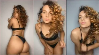 Muestro mi sensual tanga negro de manera provocativa