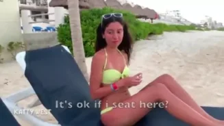 Chica divirtiéndose e intercambiando algunos momentos calurosos con el gringo por un dinero