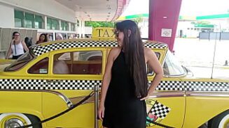 Mujer echando gasolina desnuda