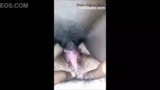 Mujeres negras llenas de cachonda frotando sus coños húmedos hasta alcanzar el orgasmo