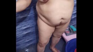 Hermanastra bañandose porno
