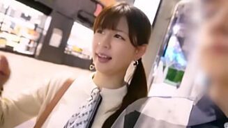 みそラーメンに豚肉とレタスを入れる