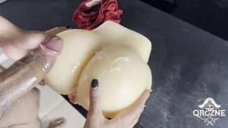 Probando muñecas sexuales