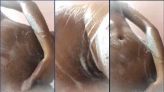 Adolescente caliente se masturba en la ducha